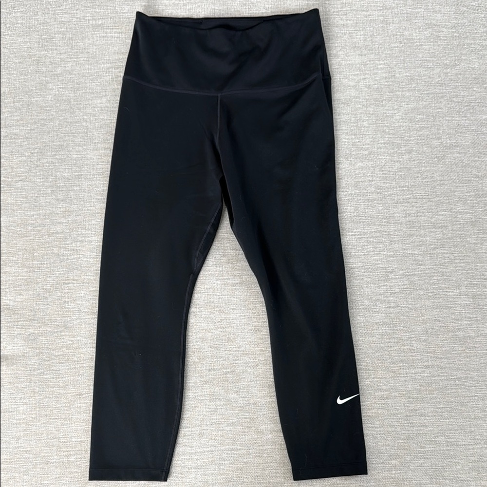 Nike Black Cropped Leggings for Athletic Performance